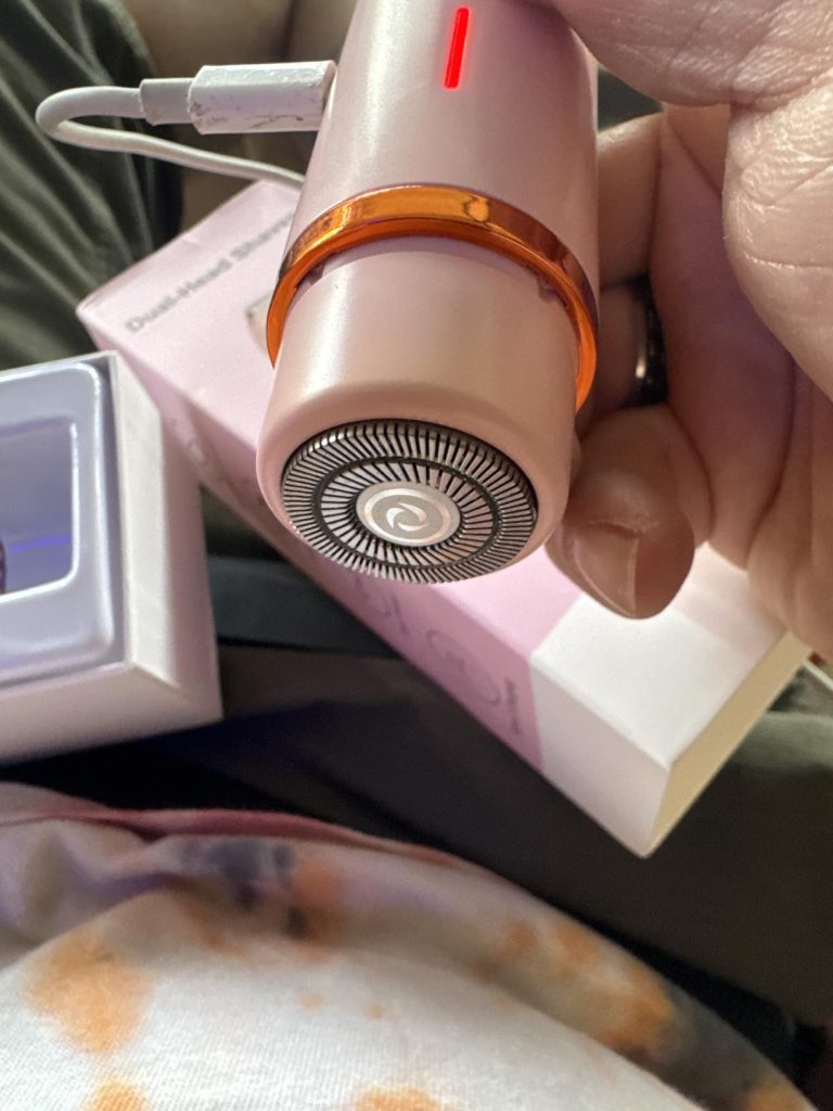 My husband and I both use it. I use it for my legs and underarms, and he uses it for quick grooming. It works well for both of us without any irritation. Mrs Eli Phc ⭐⭐⭐⭐